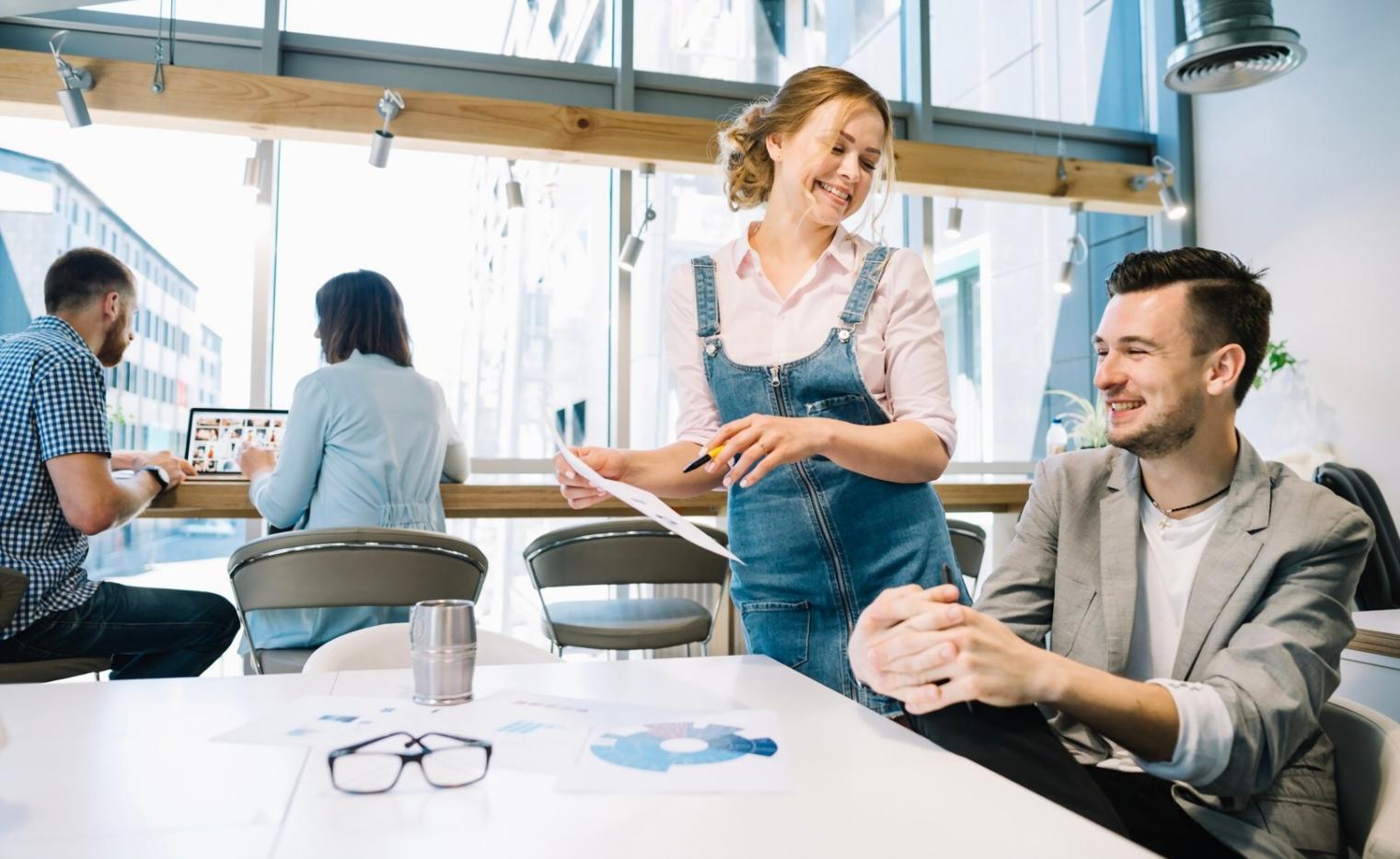 Professionelles Team bei der Besprechung von Finanzstrategien und individuellen Lösungsansätzen