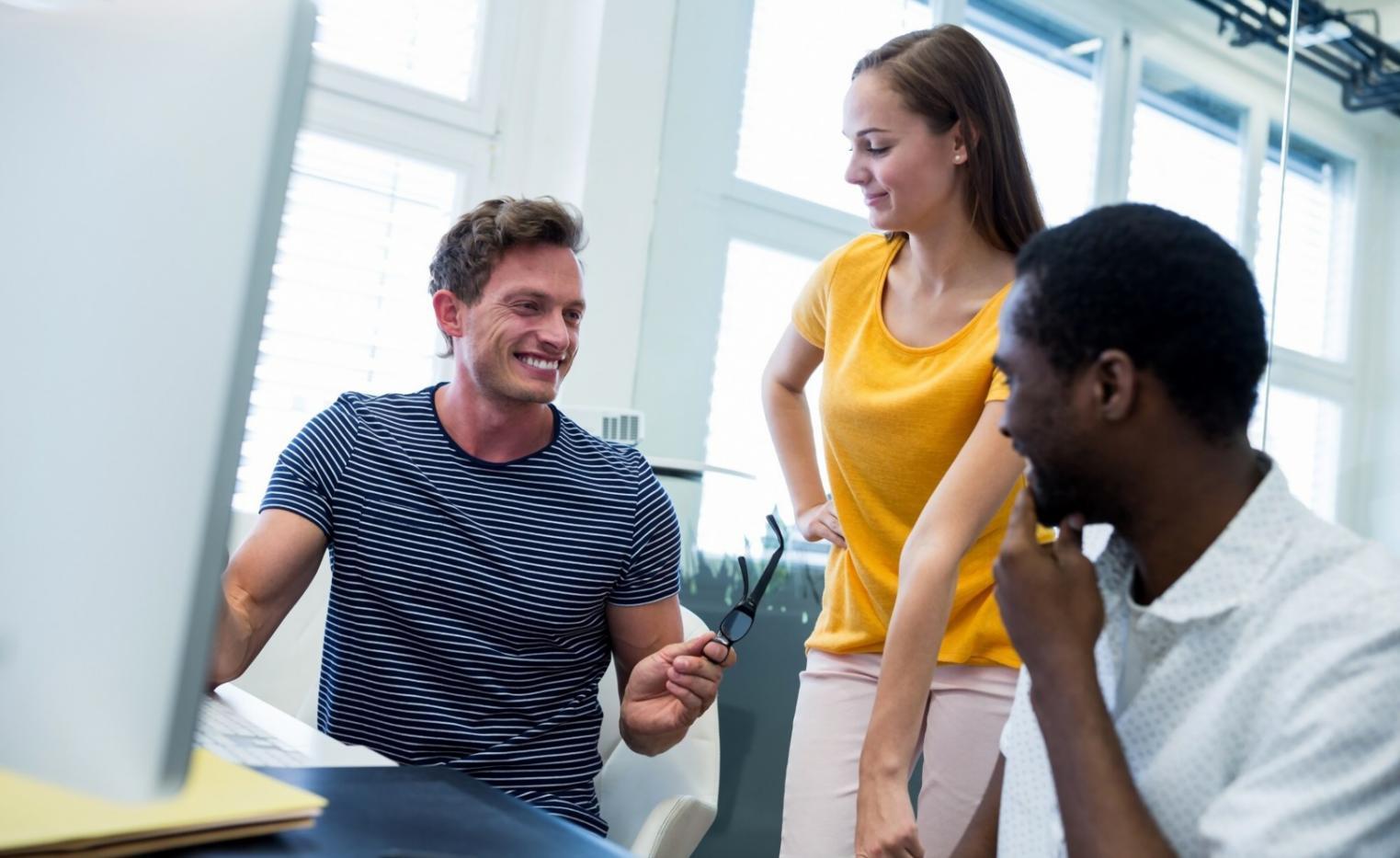 Arbeitsplatz mit Laptop und Finanzberichten für Geldverwaltung