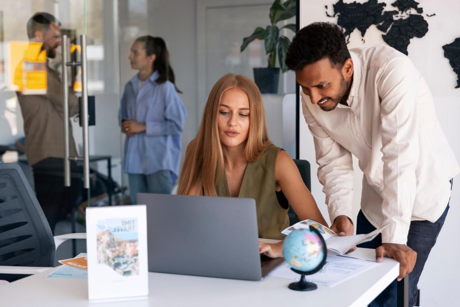 Person beim Durchgehen von Finanzunterlagen und Planung des Haushaltsbudgets