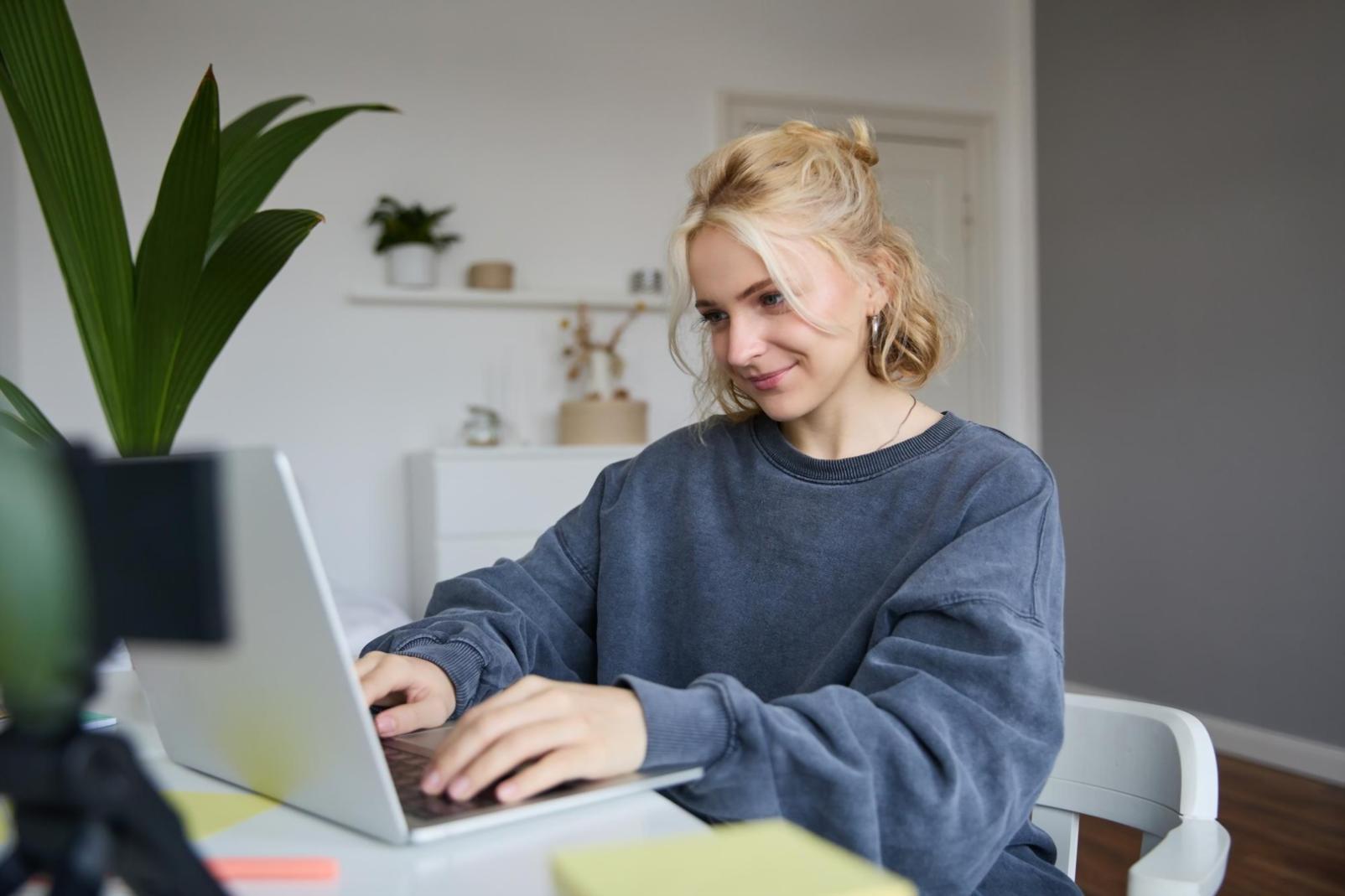 Modernes Büro von ranthovique mit Arbeitsplätzen