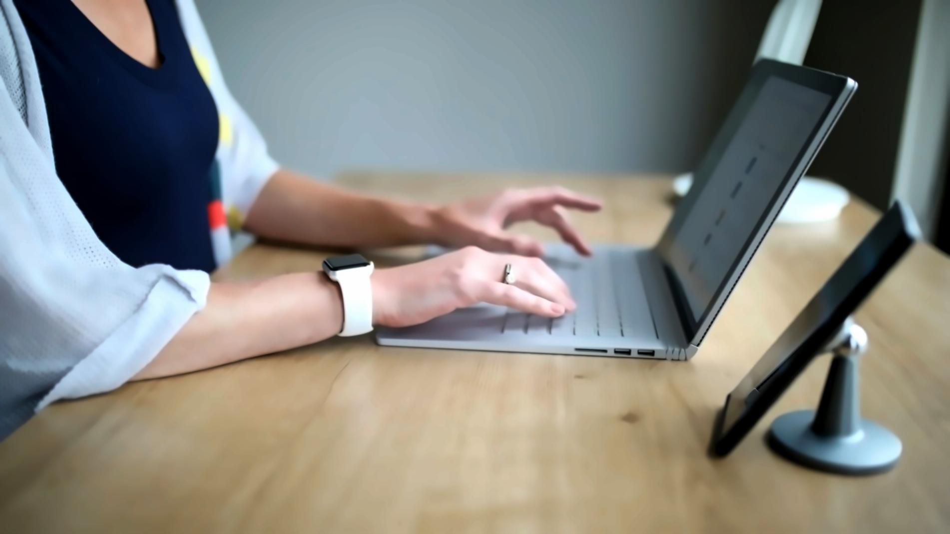 Finanzplanung am Arbeitsplatz mit Taschenrechner und Dokumenten