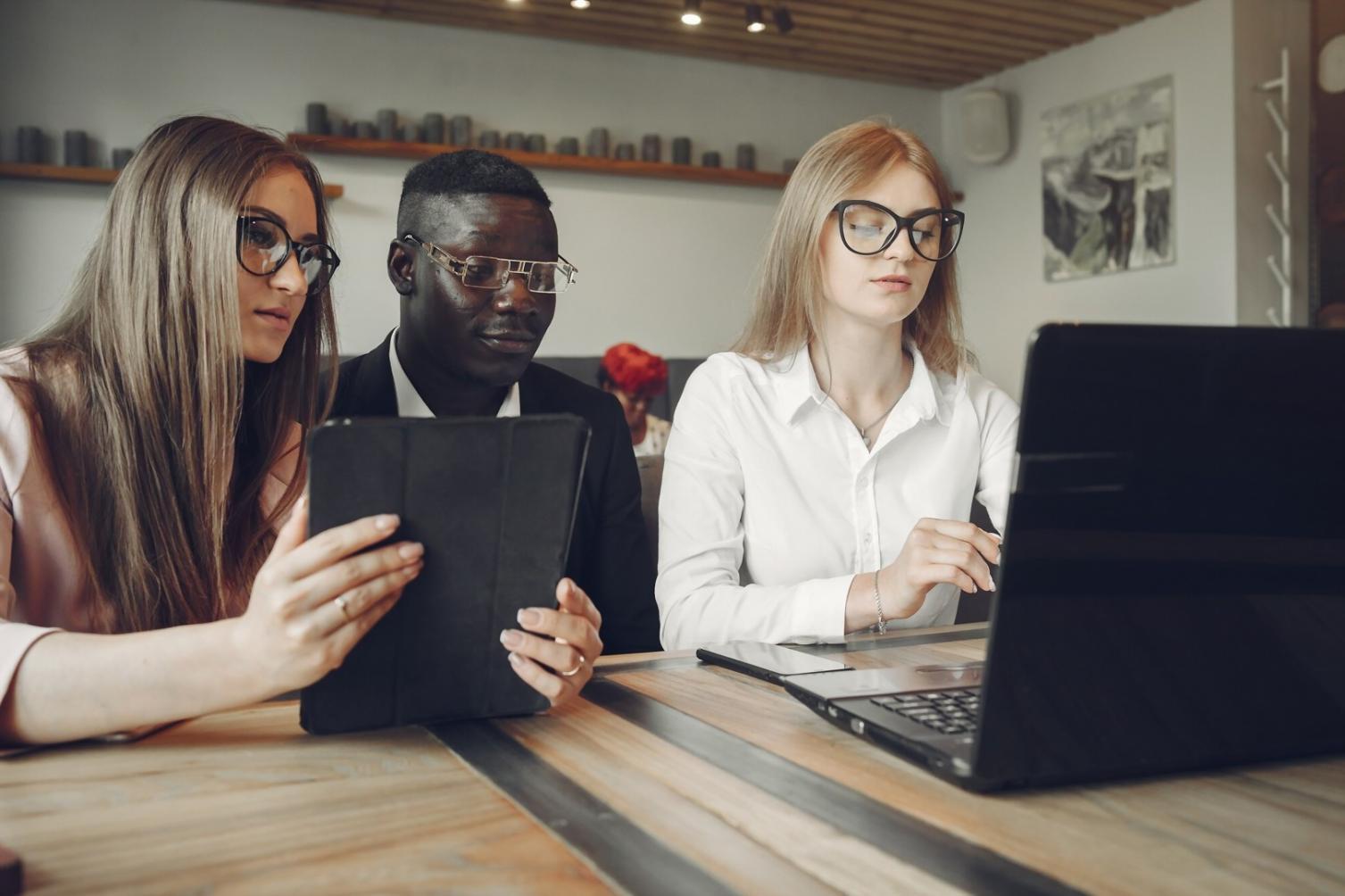 Moderne Finanzberatung mit digitalen Tools und persönlicher Betreuung